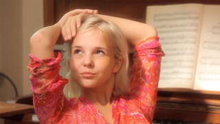 Молоденькая Блонди У Пианино Показывает Буфера