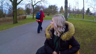 Русская студентка за деньги отсосала и надрочила болт незнакомцу в парке