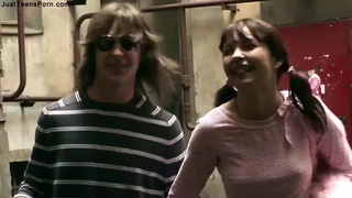 Долбятся на улице не обращая внимания на прохожих