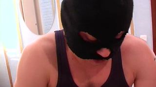 Красивая брюнетка обсасывает болт перед изнасилованием