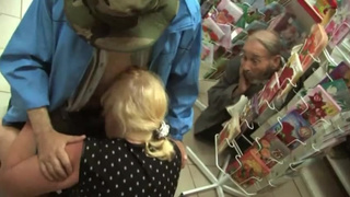 Упитанная русская бабка трахается в магазине перед небритым дедом