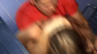 Парни грубо чпокнули русскую шлюху в общественном туалете