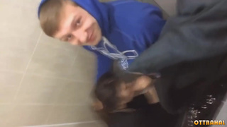 Сосёт стояк студенту в туалетной кабинке ПТУ