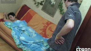 Спящая мильфа была трахнута юным пареньком в анал