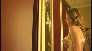 Парень стоя сношает малышку в нижнем белье