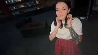 Или отсосёшь мне на крыше, или отшлёпаю — выбирай, обворожительная