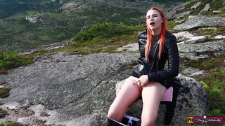 Ебать! Рыжая девчонка решила расслабиться и подрочить свою пещерку высоко в горах