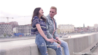 Русская брюнетка соснула пикаперу хер и раздвинула ляжки для ебли