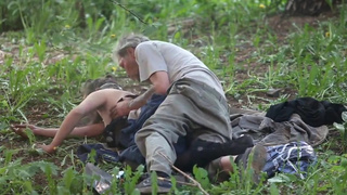 Старые провинциальные бомжи напились и трахаются в поле