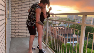 А нехуй без трусиков на балконе стоять — сама на стояк напросилась