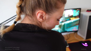 Знает, пока малафью в ротик не получит, не отстану — вот и даёт сразу