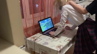 Ремнём её херачу и хер вставляю — а ей похую, она в Геншин играет