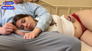 Уснула рядом с моим членом, ну и как я мог ей в рот не сунуть ??