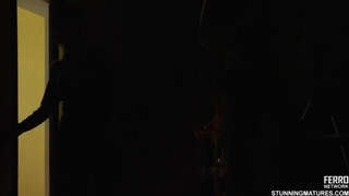 Стройные русская баба отдалась электрику заменившему ей лампочки