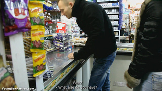 Выпившие студентки принялись сосать хуи