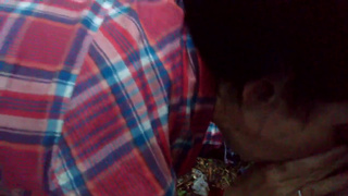 Пожилая русская шлюха теребонькает и посасывает клиенту в лесу