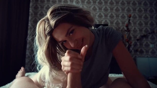 Моя сосущая сестренка выделывает на пенисе языком чудеса