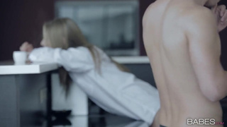 Ебля на кухне со стройной девченкой