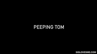 Шпилит на постели случайную знакомую