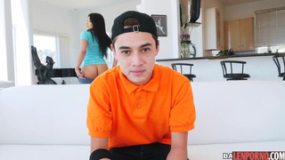 Неопытной ебарь жарит сисястую мулатку в мохнатую пилотку