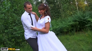 Русская невеста в платье посасывает жениху и его друзьям на природе