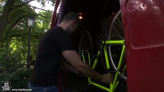 Мужчина Трахает Телочку На Улице