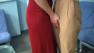 Белокурая мамка потрахалась с молоденьким русским барменом в кафе