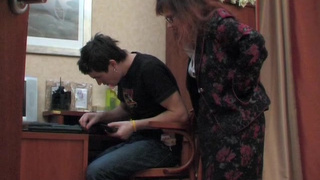 Компьютерный гений чпокнул мамашу в кабинете