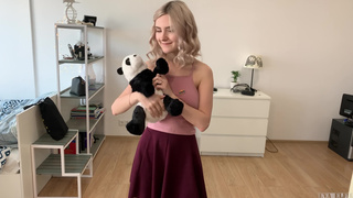 Неопытная сестричка облизывает елдак и смотрит родному брату в глаза