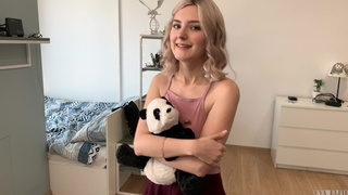 Неопытная сестричка облизывает елдак и смотрит родному брату в глаза