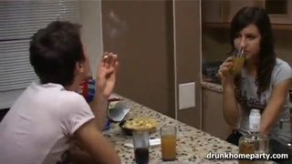 Сношает подружайку после милой беседы на кухне