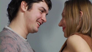 Пьяная дамочка запрыгивает на член русского паренька