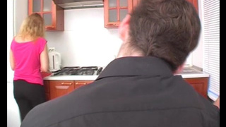 Двое парней изнасиловали сисястую Аню на столе