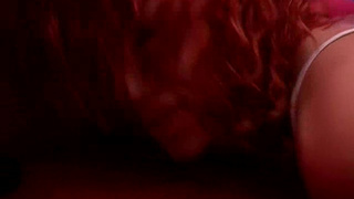 Рабочий жестко чпокнул рыжую Ольгу на кровати