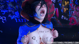 Порно косплей с Molly Red Wolf, очумелая ведьмочка долбится в попку