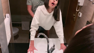 Частный секс снятый на телефон с горячей русской студенткой в туалете