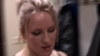 Грубый мужик жестко дрючит половую щель привлекательной блондинки