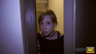 Чувак долбит русскую неопытную сучку рачком на кушетке за долги по квартире